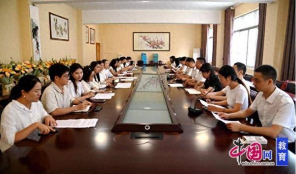 牛津配资 青蓝携手谱新篇 峨眉一小举行师徒结对仪式