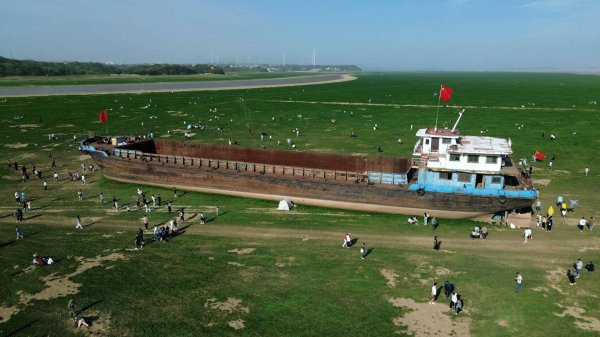 巨富配资 鄱阳湖提前87天进入枯水期，湖底“草原”引来大批游客，当地：机动车禁入